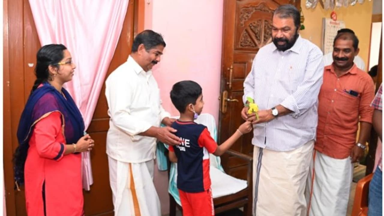 ശസ്ത്രക്രിയയ്ക്ക് മുമ്പ് കുട്ടിയുടെ ആഗ്രഹം; മന്ത്രി വി.ശിവൻകുട്ടി നേരിട്ടെത്തി സഫലീകരിച്ചു ശസ്ത്രക്രിയയ്ക്ക് മുമ്പ് കുട്ടിയുടെ ആഗ്രഹം; മന്ത്രി വി.ശിവൻകുട്ടി നേരിട്ടെത്തി സഫലീകരിച്ചു