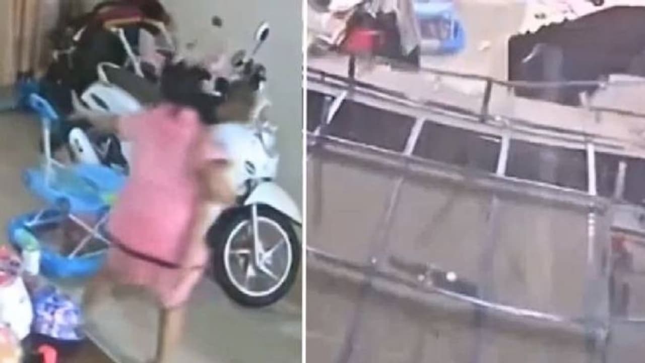 വീടിന്റെ മേൽക്കൂര തകരുന്നതിന് സെക്കന്റുകൾക്ക് മുമ്പ് അമ്മയുടെ ഇടപെടൽ; കുഞ്ഞു രക്ഷപ്പെട്ടത് തലനാരിഴയ്‍ക്ക്