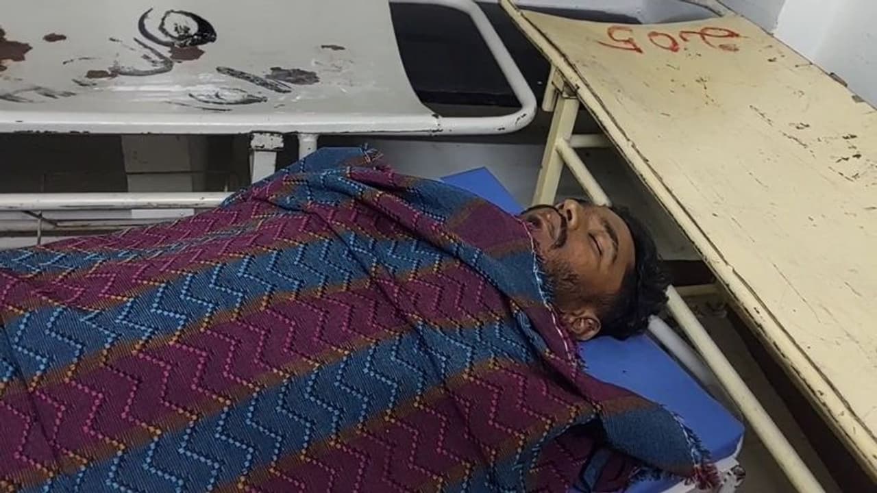 கணவன், மனைவி சண்டையை தடுக்க வந்த மைத்துனர் கத்தியால் குத்தி பலி 3 பேர் படுகாயம். கணவன், மனைவி சண்டையை தடுக்க வந்த மைத்துனர் கத்தியால் குத்தி பலி 3 பேர் படுகாயம்.