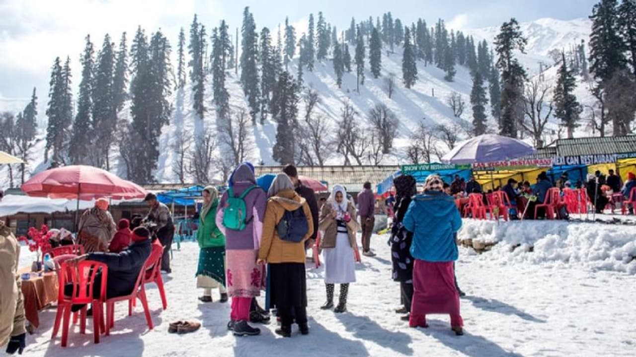 வடகிழக்கிலிருந்து காஷ்மீர் வரும் சுற்றுலா பயணிகள்.. அதிகரிக்கும் எண்ணிக்கை எல்லாம் அந்த இயற்கையை கொஞ்சத்தான்