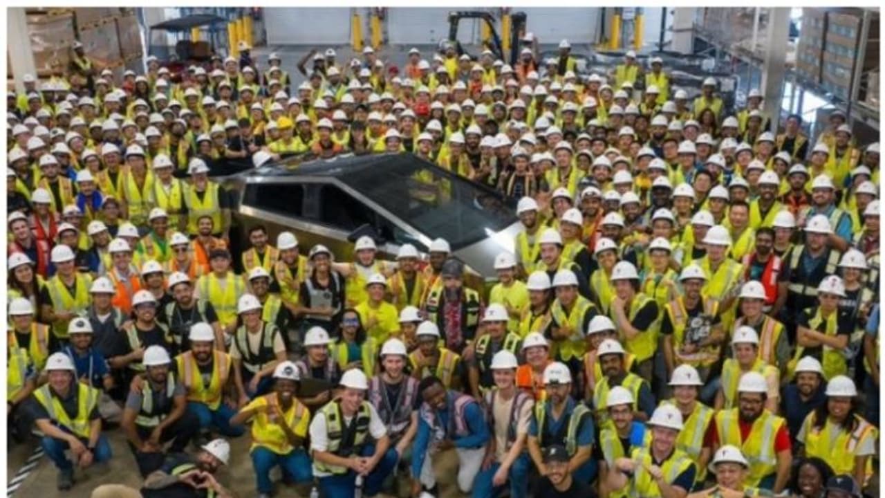 ചുറ്റും തൊഴിലാളികള്, കാത്തിരുന്ന ആ വണ്ടിയുടെ ആദ്യ യൂണിറ്റിനെ അമേരിക്കൻ മുതലാളി അവതരിപ്പിച്ചത് ഇങ്ങനെ! ചുറ്റും തൊഴിലാളികള്, കാത്തിരുന്ന ആ വണ്ടിയുടെ ആദ്യ യൂണിറ്റിനെ അമേരിക്കൻ മുതലാളി അവതരിപ്പിച്ചത് ഇങ്ങനെ!