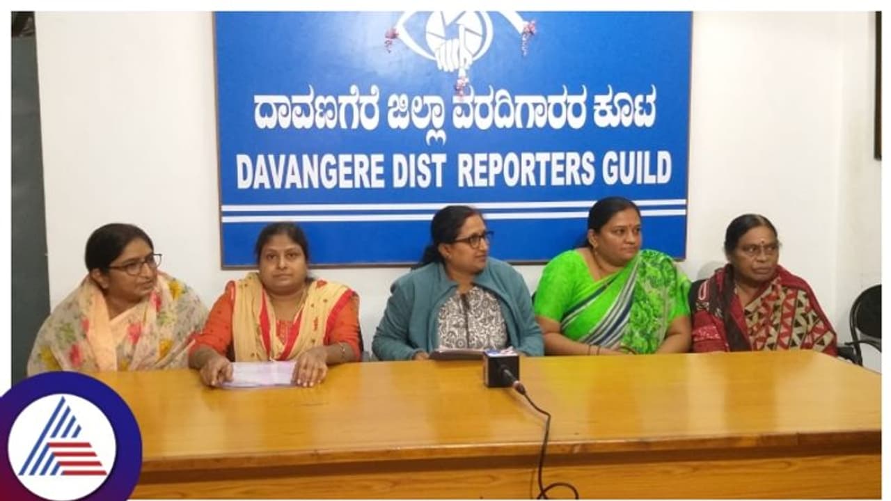 ದಾವಣಗೆರೆಯಲ್ಲಿ ಬಾರ್ ಹಟಾವೋ, ಕುಡುಕರ ಕಾಟಕ್ಕೆ ಬೇಸತ್ತ ಮಹಿಳೆಯರಿಂದ ಧರಣಿ ಎಚ್ಚರಿಕೆ