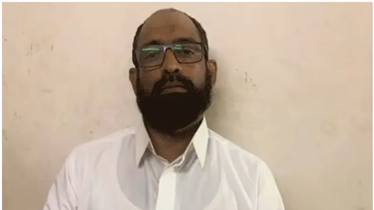 മലപ്പുറത്ത് ട്യൂഷൻ കഴിഞ്ഞ് ബസ് കാത്തുനിന്ന കുട്ടിക്ക് ലിഫ്റ്റ് നൽകി, കാറിനുള്ളിൽ വച്ച് പീഡനം; പ്രതി പിടിയിൽ മലപ്പുറത്ത് ട്യൂഷൻ കഴിഞ്ഞ് ബസ് കാത്തുനിന്ന കുട്ടിക്ക് ലിഫ്റ്റ് നൽകി, കാറിനുള്ളിൽ വച്ച് പീഡനം; പ്രതി പിടിയിൽ