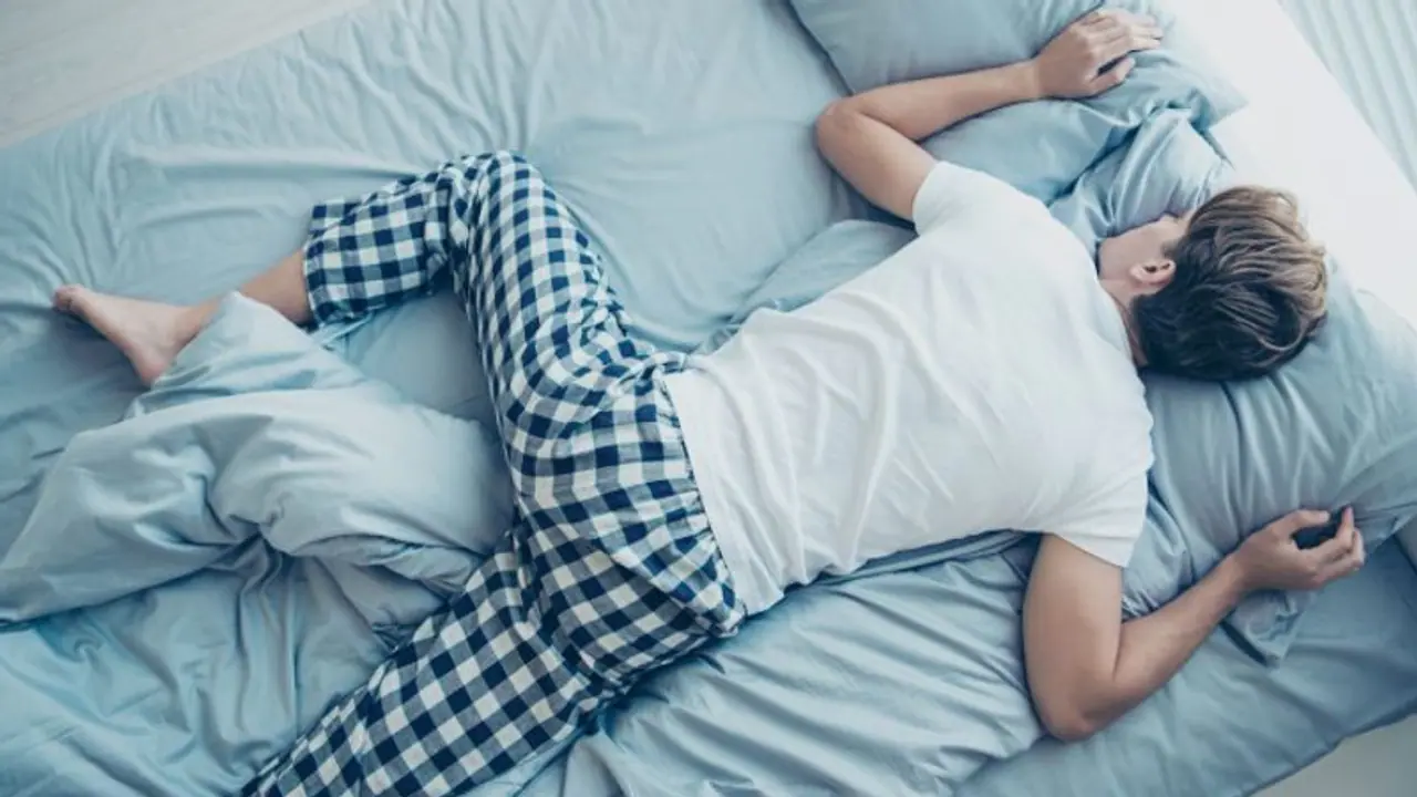 யாரும் இல்லாத வீட்டில் புகுந்து அசந்து தூங்கிய இளைஞர்! போராடி வெளியேற்றிய போலீஸ்!