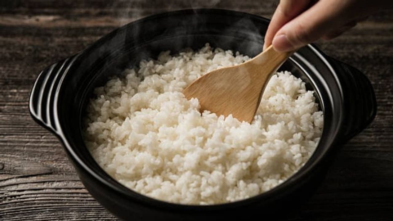 ചോറില് വെള്ളം കൂടിയാല് ഇത് പരിഹരിക്കാൻ എന്ത് ചെയ്യാം?; ഇതാ ചില ടിപ്സ്... ചോറില് വെള്ളം കൂടിയാല് ഇത് പരിഹരിക്കാൻ എന്ത് ചെയ്യാം?; ഇതാ ചില ടിപ്സ്...