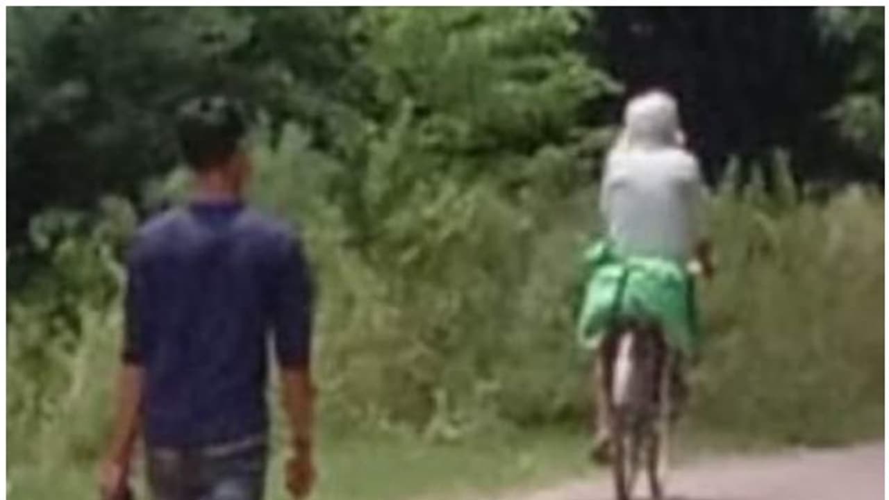 പ്രണയബന്ധത്തിൽ എതിർപ്പ്; 18കാരിയെ തലയറുത്ത് കൊലപ്പെടുത്തി സഹോദരൻ, തലയുമായി പൊലീസ് സ്റ്റേഷനിലേക്ക് നടന്നെത്തി പ്രണയബന്ധത്തിൽ എതിർപ്പ്; 18കാരിയെ തലയറുത്ത് കൊലപ്പെടുത്തി സഹോദരൻ, തലയുമായി പൊലീസ് സ്റ്റേഷനിലേക്ക് നടന്നെത്തി