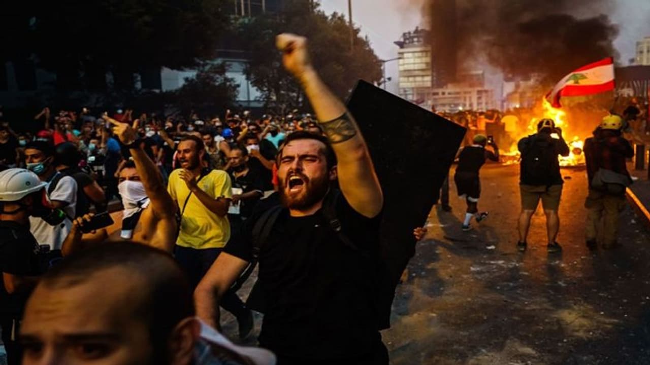 इस मुस्लिम देश की डूब रही इकोनॉमी, बैंकों में मची लूटपाट, अपने पैसे लेने को मरने मारने पर उतारू हैं लोग