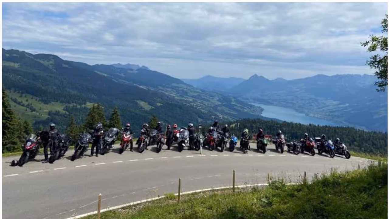 കേരളത്തിൽ നിന്ന് യുകെയിൽ കുടിയേറിയവർ, കൂട്ടുകാർ, 19 അംഗ സംഘം, 11 ദിവസം കൊണ്ട് കീഴടക്കിയത് 8 രാജ്യങ്ങൾ! കേരളത്തിൽ നിന്ന് യുകെയിൽ കുടിയേറിയവർ, കൂട്ടുകാർ, 19 അംഗ സംഘം, 11 ദിവസം കൊണ്ട് കീഴടക്കിയത് 8 രാജ്യങ്ങൾ!