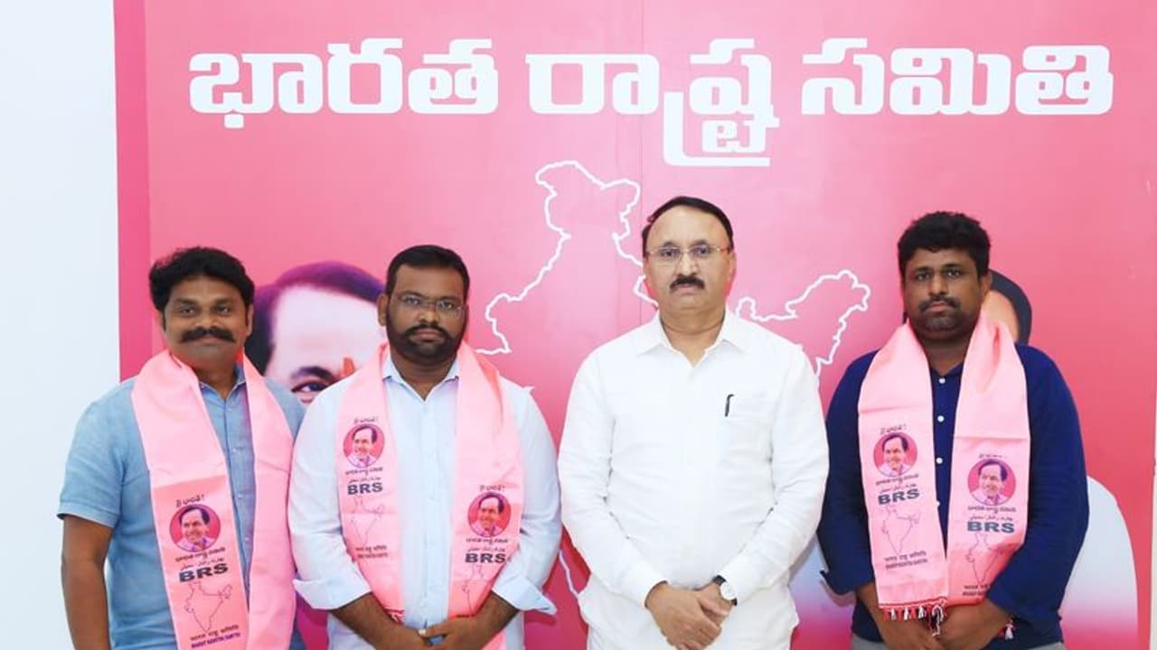 వైసీపీ పాలనలో ఏపీలో పెరుగుతున్న దౌర్జన్యకాండ.. : ఏపీ బీఆర్ఎస్ చీఫ్ తోట చంద్రశేఖర్ వైసీపీ పాలనలో ఏపీలో పెరుగుతున్న దౌర్జన్యకాండ.. : ఏపీ బీఆర్ఎస్ చీఫ్ తోట చంద్రశేఖర్