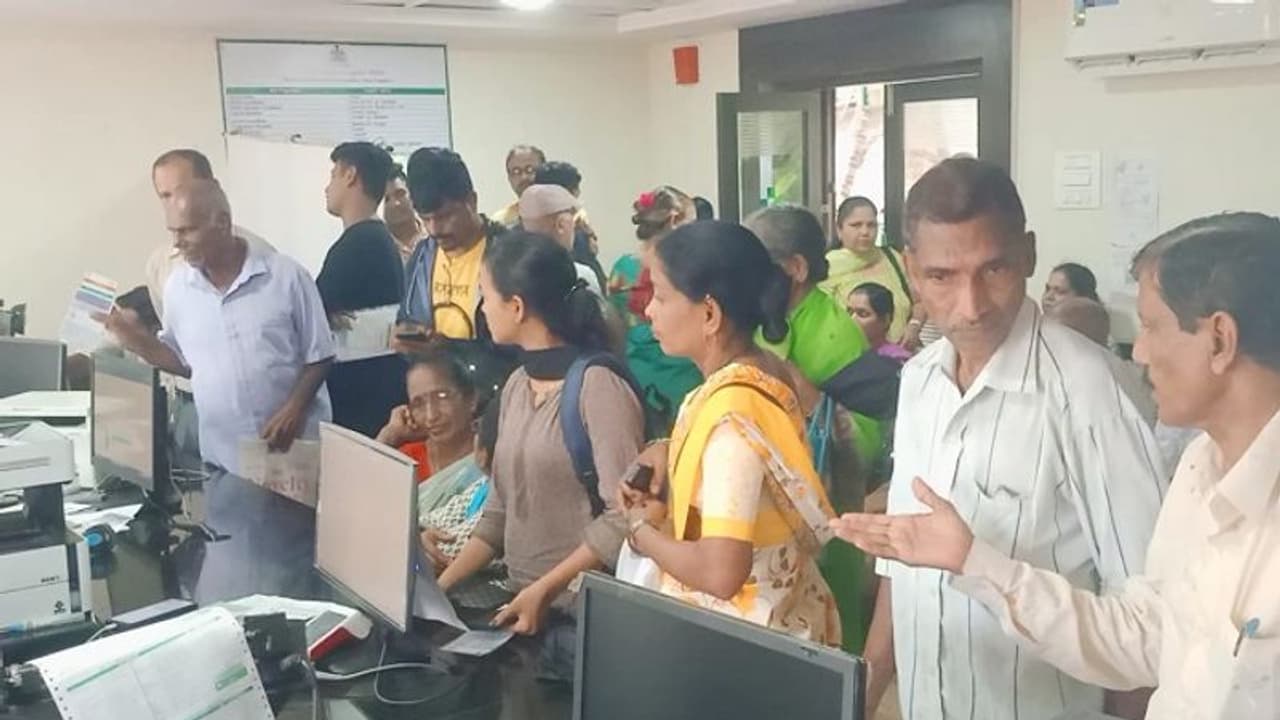 ಗ್ಯಾರಂಟಿ ಎಫೆಕ್ಟ್‌: ಆಧಾರ್‌ ಕಾರ್ಡ್‌ ನೋಂದಣಿ, ತಿದ್ದುಪಡಿಗೆ ಸಾಹಸ..!