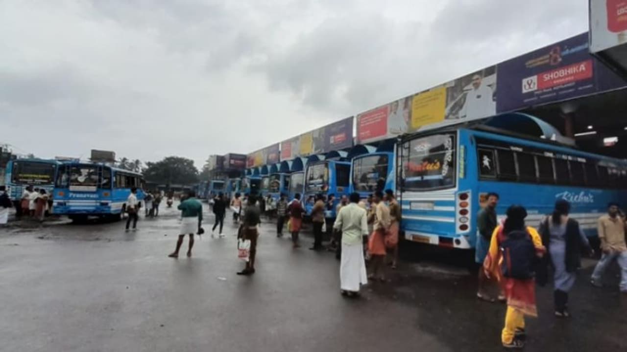 'സ്വകാര്യ ഓര്ഡിനറി ബസുകളുടെ കാലാവധി ദീര്ഘിപ്പിച്ചു'; തീരുമാനം സംഘടനകളുടെ ആവശ്യപ്രകാരമെന്ന് മന്ത്രി 'സ്വകാര്യ ഓര്ഡിനറി ബസുകളുടെ കാലാവധി ദീര്ഘിപ്പിച്ചു'; തീരുമാനം സംഘടനകളുടെ ആവശ്യപ്രകാരമെന്ന് മന്ത്രി