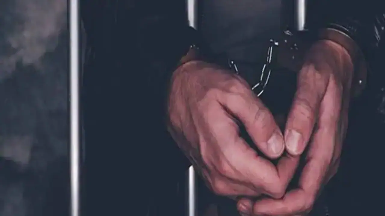 ആപ് ഉപയോഗിച്ച് അധ്യാപികയുടെ ശബ്ദത്തിൽ വിളിച്ചുവരുത്തി, 7 വിദ്യാർഥിനികളെ ബലാത്സംഗം ചെയ്ത യുവാവ് പിടിയിൽ ആപ് ഉപയോഗിച്ച് അധ്യാപികയുടെ ശബ്ദത്തിൽ വിളിച്ചുവരുത്തി, 7 വിദ്യാർഥിനികളെ ബലാത്സംഗം ചെയ്ത യുവാവ് പിടിയിൽ