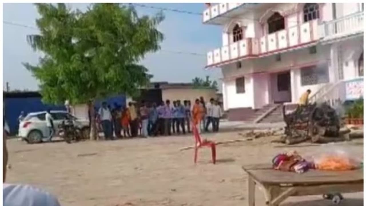 മാസങ്ങള്ക്ക് മുമ്പ് വിവാഹിതയായ യുവതി മരിച്ച നിലയില്; ഭര്തൃവീട്ടുകാര് കൊന്നതെന്ന് ബന്ധുക്കള് മാസങ്ങള്ക്ക് മുമ്പ് വിവാഹിതയായ യുവതി മരിച്ച നിലയില്; ഭര്തൃവീട്ടുകാര് കൊന്നതെന്ന് ബന്ധുക്കള്