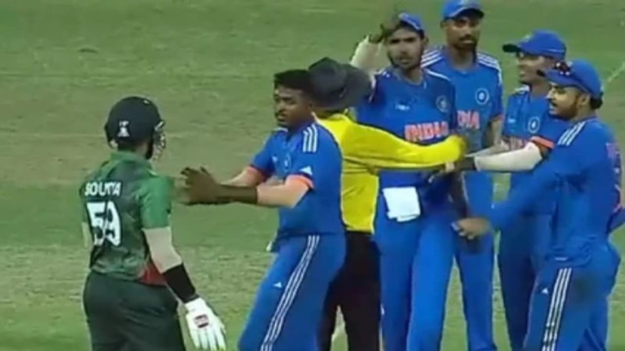 வாக்குவாதத்தில் ஈடுபட்ட ஹர்ஷித் ராணா அண்ட் சௌம்யா சர்கார்; வைரலாகும் வீடியோ! வாக்குவாதத்தில் ஈடுபட்ட ஹர்ஷித் ராணா அண்ட் சௌம்யா சர்கார்; வைரலாகும் வீடியோ!