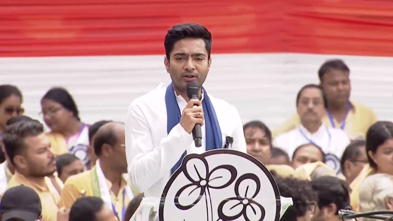 మహువాకు పోరాడే సత్తా ఉన్నది.. ఏమీ తేలకున్నా ఎంపీ పదవిపై వేటుకు సిరఫారసులా?: అభిషేక్ బెనర్జీ మహువాకు పోరాడే సత్తా ఉన్నది.. ఏమీ తేలకున్నా ఎంపీ పదవిపై వేటుకు సిరఫారసులా?: అభిషేక్ బెనర్జీ