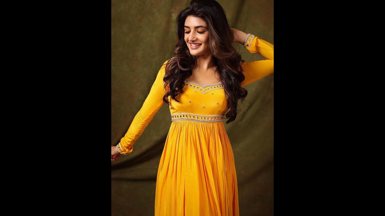 Sreeleela: ఏకంగా పది సినిమాలతో బిజీ.. సడెన్గా శ్రీలీల బ్రేక్ ? Sreeleela: ఏకంగా పది సినిమాలతో బిజీ.. సడెన్గా శ్రీలీల బ్రేక్ ?