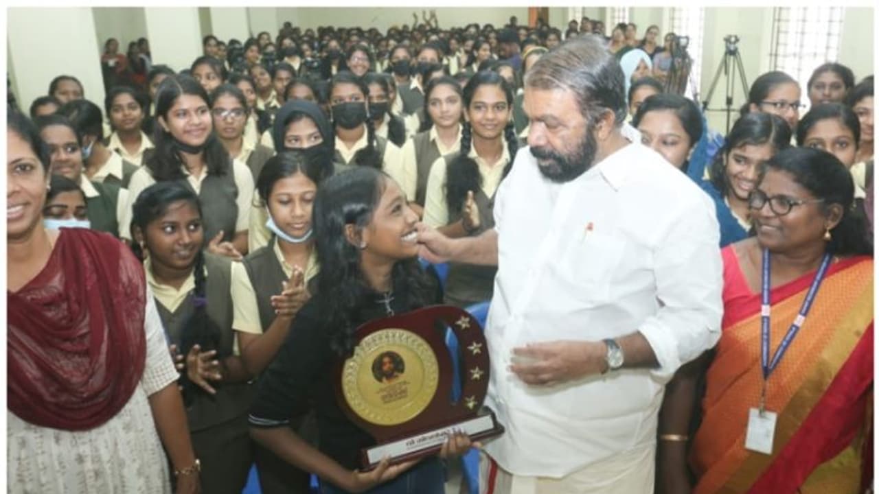 'പൊതുവിദ്യാഭ്യാസ മേഖലയുടെ അഭിമാനം': മികച്ച ബാലതാരം തന്മയയെ സ്കൂളിലെത്തി അഭിനന്ദിച്ച് മന്ത്രി വി ശിവൻകുട്ടി 'പൊതുവിദ്യാഭ്യാസ മേഖലയുടെ അഭിമാനം': മികച്ച ബാലതാരം തന്മയയെ സ്കൂളിലെത്തി അഭിനന്ദിച്ച് മന്ത്രി വി ശിവൻകുട്ടി