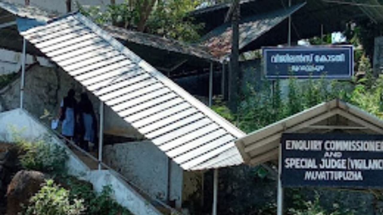 ക്രിമിനൽ കേസിൽ പ്രതിയെ സഹായിക്കാൻ കൈക്കൂലി വാങ്ങി, ഗ്രേഡ് എസ്ഐക്ക് അഞ്ച് വർഷം തടവും പിഴയും ക്രിമിനൽ കേസിൽ പ്രതിയെ സഹായിക്കാൻ കൈക്കൂലി വാങ്ങി, ഗ്രേഡ് എസ്ഐക്ക് അഞ്ച് വർഷം തടവും പിഴയും