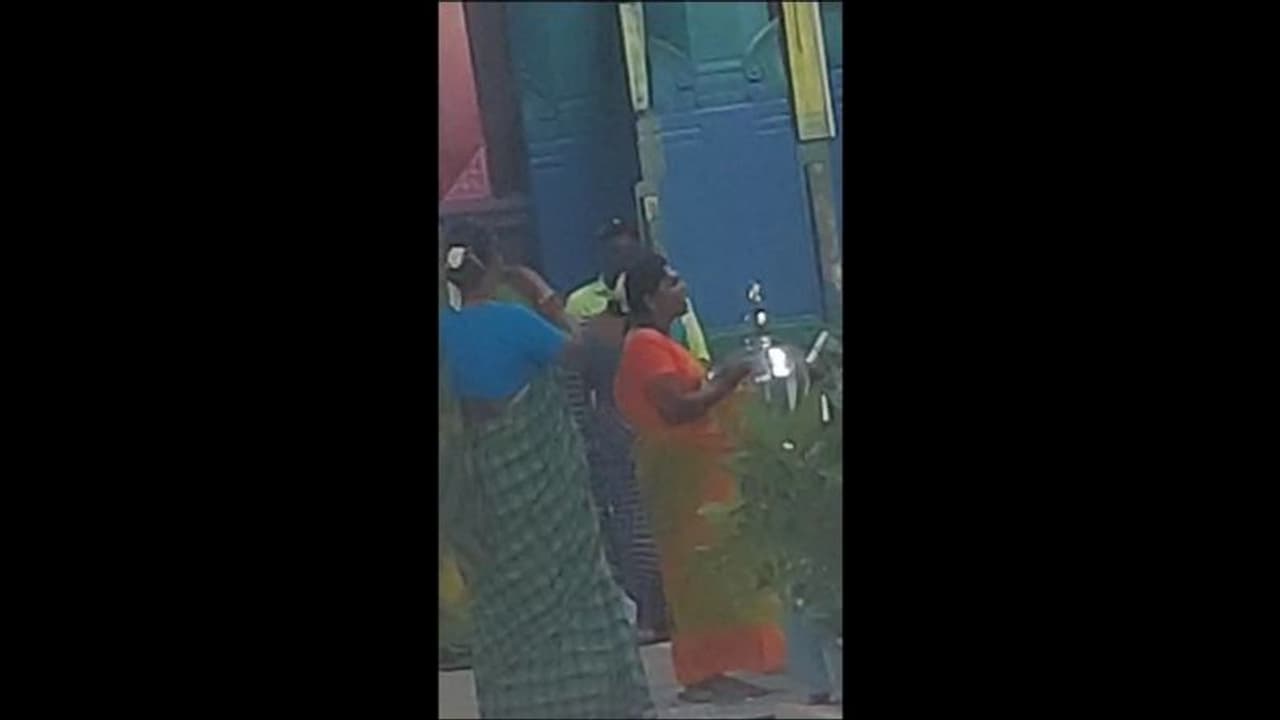 சில்லறை இல்லை என்று கூறும் பக்தர்களிடம் கூகுள் பேயில் பணம் அனுப்ப சொல்லி அத்து மீறும் திருநங்கைகள்