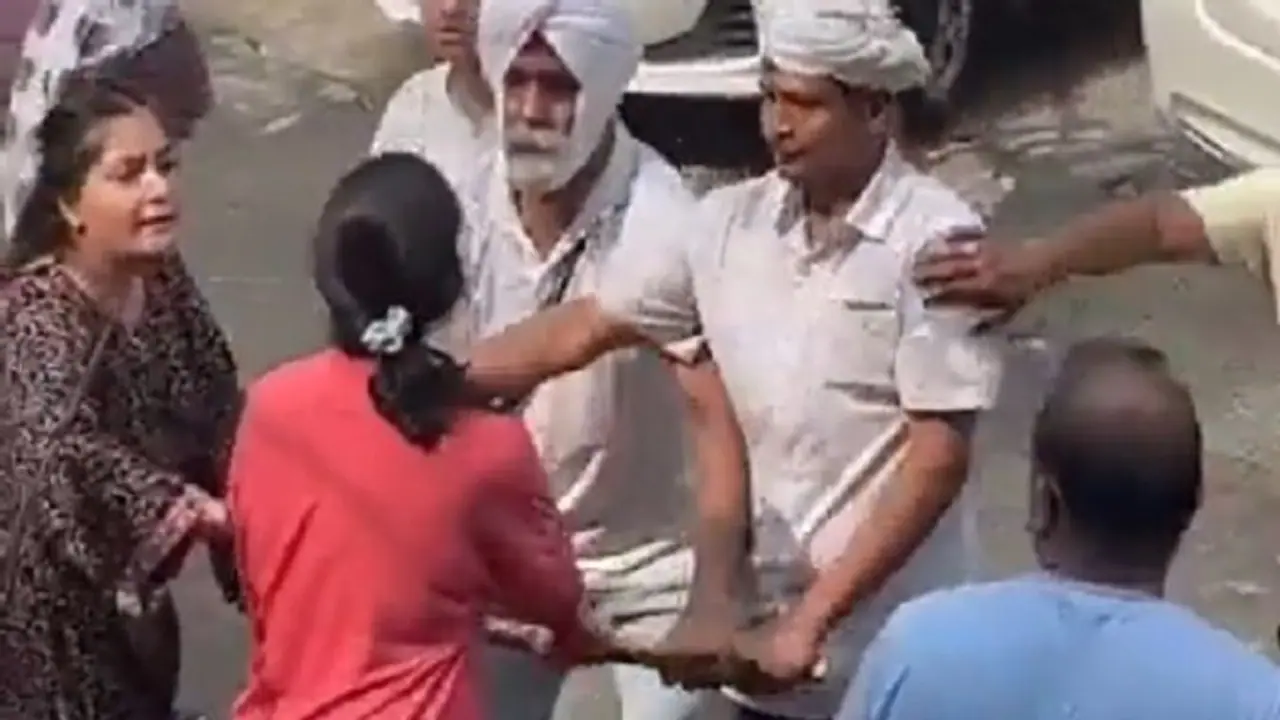 WATCH: Two neighbors clash over parking space in Delhi's Sant Nagar area WATCH: Two neighbors clash over parking space in Delhi's Sant Nagar area