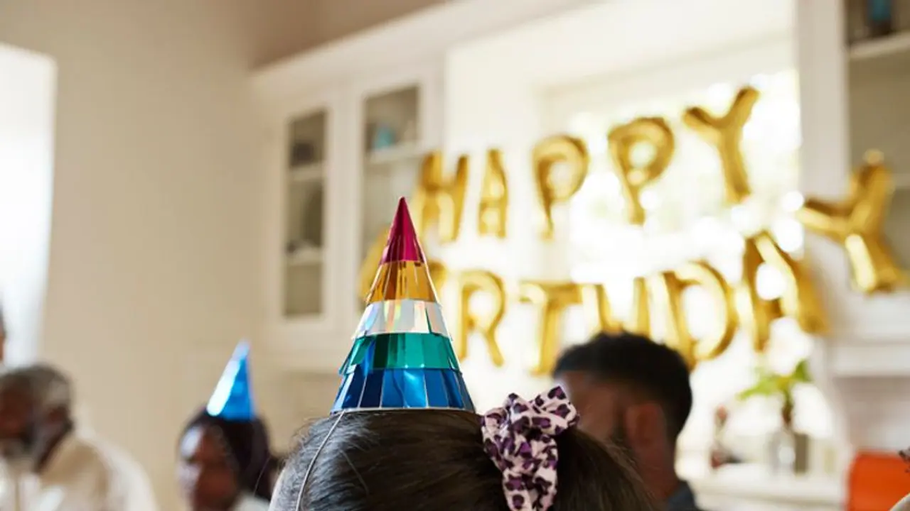 ಮಗಳ ಹುಟ್ಟಿದಬ್ಬಕ್ಕೆ ಗಿಫ್ಟ್ ತರ್ಬೇಡಿ, ದುಡ್ಡು ತನ್ನಿ ಎಂದ ಅಮ್ಮನ ಡಿಮ್ಯಾಂಡಿಗೆ ಗೆಸ್ಟ್ ಕಂಗಾಲು! ಮಗಳ ಹುಟ್ಟಿದಬ್ಬಕ್ಕೆ ಗಿಫ್ಟ್ ತರ್ಬೇಡಿ, ದುಡ್ಡು ತನ್ನಿ ಎಂದ ಅಮ್ಮನ ಡಿಮ್ಯಾಂಡಿಗೆ ಗೆಸ್ಟ್ ಕಂಗಾಲು!