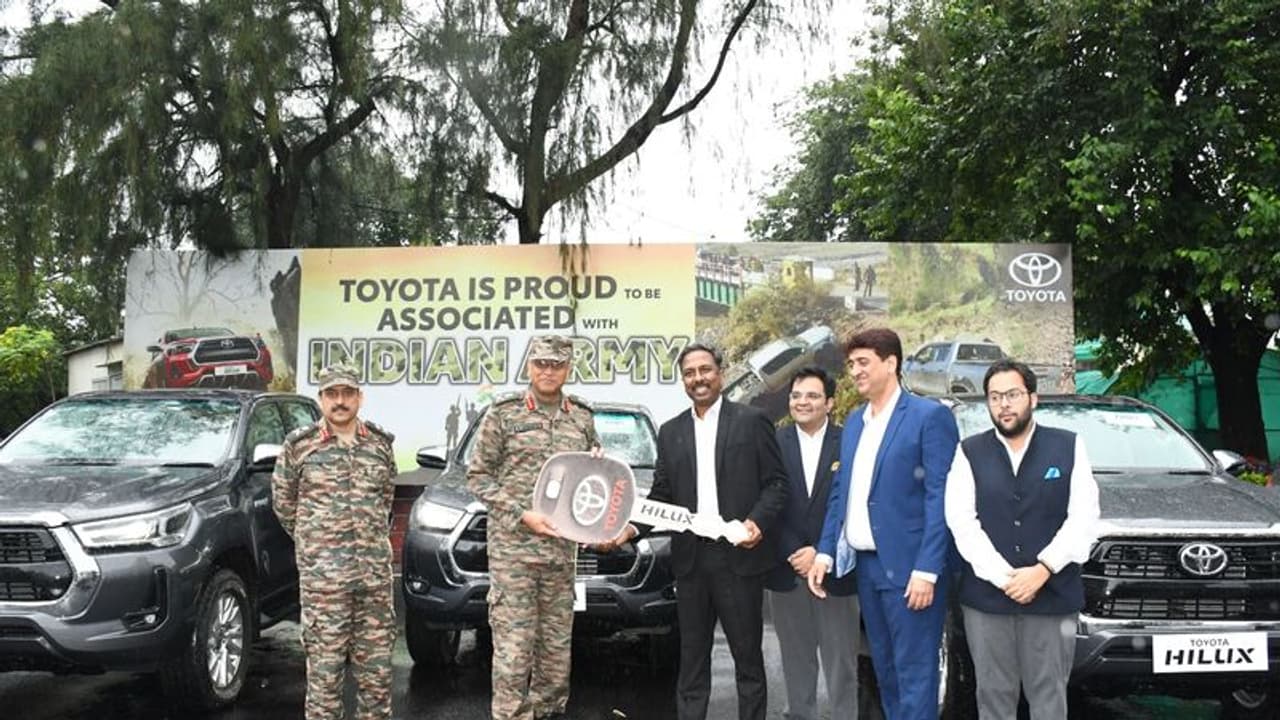 ಭಾರತೀಯ ಸೇನೆಗೆ ಹಿಲಕ್ಸ್ ವಾಹನ ಹಸ್ತಾಂತರಿಸಿದ ಟೊಯೊಟಾ ಕಿರ್ಲೋಸ್ಕರ್! ಭಾರತೀಯ ಸೇನೆಗೆ ಹಿಲಕ್ಸ್ ವಾಹನ ಹಸ್ತಾಂತರಿಸಿದ ಟೊಯೊಟಾ ಕಿರ್ಲೋಸ್ಕರ್!