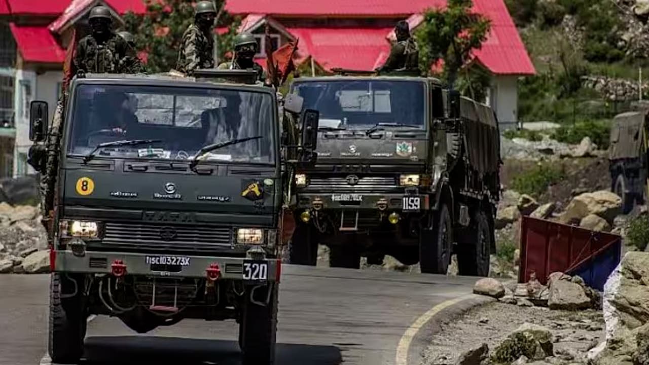 லடாக் பள்ளத்தாக்கில் கவிழ்ந்த ராணுவ வாகனம்: 9 வீரர்கள் உயிரிழப்பு; ஒருவர் படுகாயங்களுடன் மீட்பு