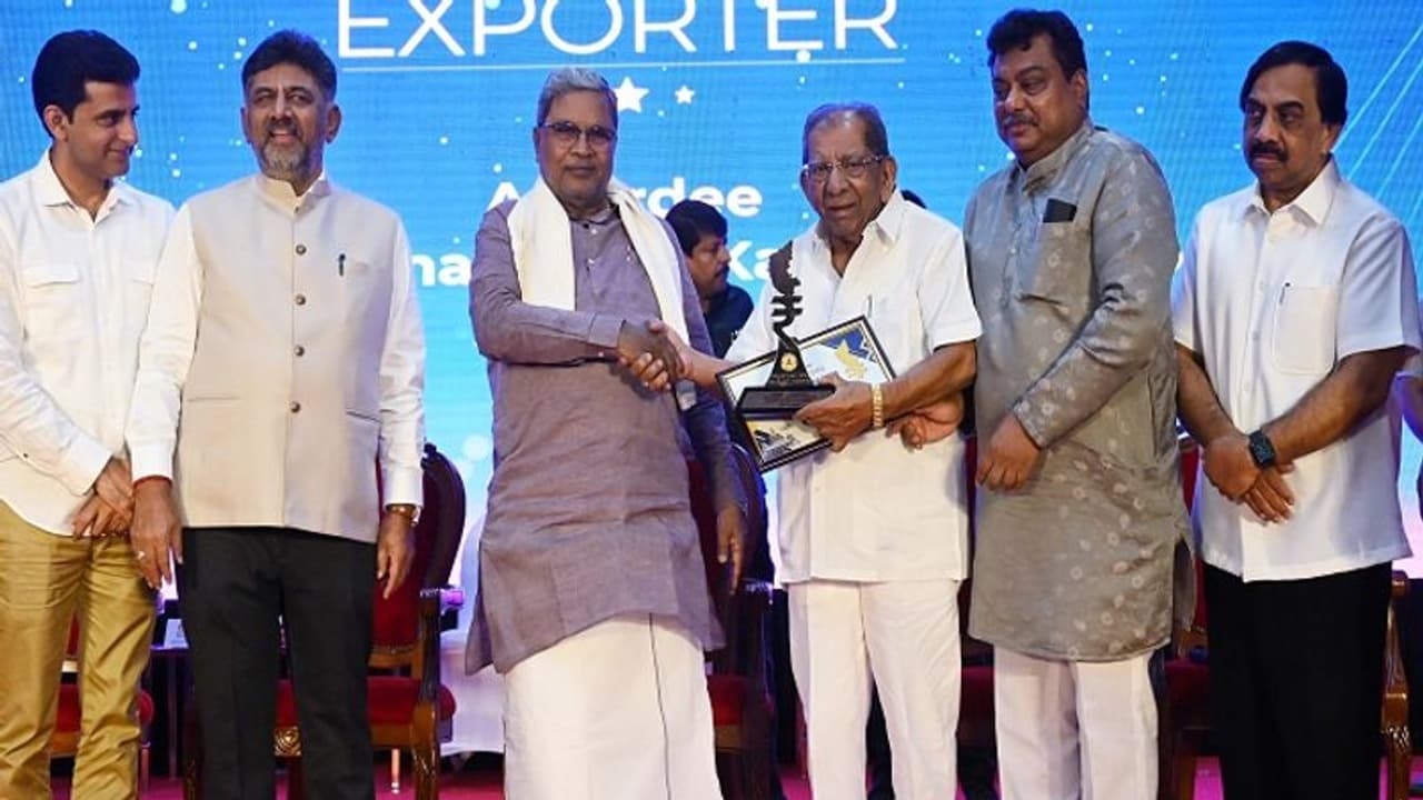 ಕರ್ನಾಟಕದಲ್ಲಿ ರಫ್ತು ಪ್ರೋತ್ಸಾಹಕ ಕೈಗಾರಿಕಾ ನೀತಿ ಜಾರಿಗೆ: ಸಿಎಂ ಸಿದ್ದರಾಮಯ್ಯ ಕರ್ನಾಟಕದಲ್ಲಿ ರಫ್ತು ಪ್ರೋತ್ಸಾಹಕ ಕೈಗಾರಿಕಾ ನೀತಿ ಜಾರಿಗೆ: ಸಿಎಂ ಸಿದ್ದರಾಮಯ್ಯ