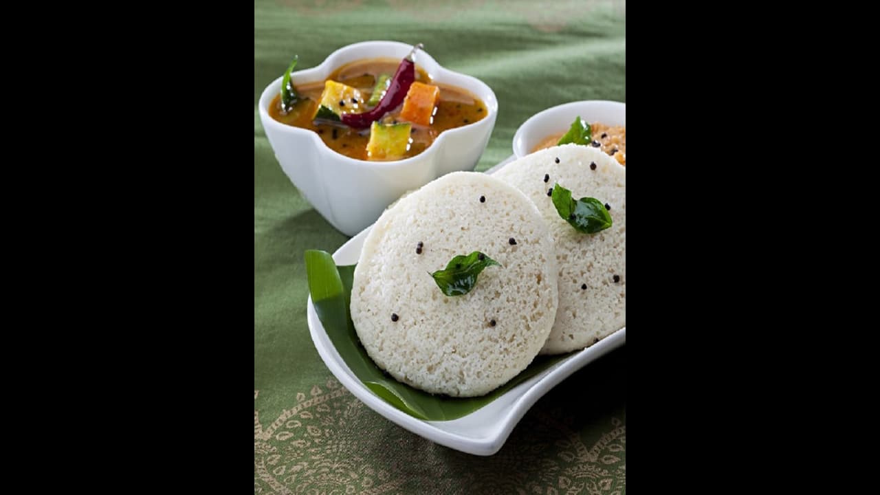 இட்லி பூ போல மென்மையாக வரணுமா? அப்போ முதல்ல இதை செய்யுங்க..!!