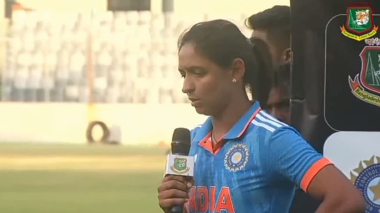 బంగ్లా కెప్టెన్తో హర్మన్ప్రీత్ కౌర్ దురుసు ప్రవర్తన... ఫోటో సెషన్ నుంచి వాకౌట్ చేసిన బంగ్లా టీమ్... బంగ్లా కెప్టెన్తో హర్మన్ప్రీత్ కౌర్ దురుసు ప్రవర్తన... ఫోటో సెషన్ నుంచి వాకౌట్ చేసిన బంగ్లా టీమ్...