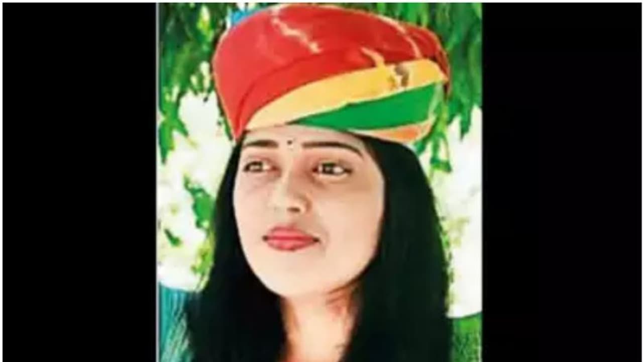 ഭക്ഷണം വിളമ്പുന്നതിനെച്ചൊല്ലി തർക്കം, രാഷ്ട്രീയക്കാരിയായ ഭാര്യയെ കൊലപ്പെടുത്തി ഭർത്താവ്; മൃതദേഹത്തിന് കാവല് ഭക്ഷണം വിളമ്പുന്നതിനെച്ചൊല്ലി തർക്കം, രാഷ്ട്രീയക്കാരിയായ ഭാര്യയെ കൊലപ്പെടുത്തി ഭർത്താവ്; മൃതദേഹത്തിന് കാവല്