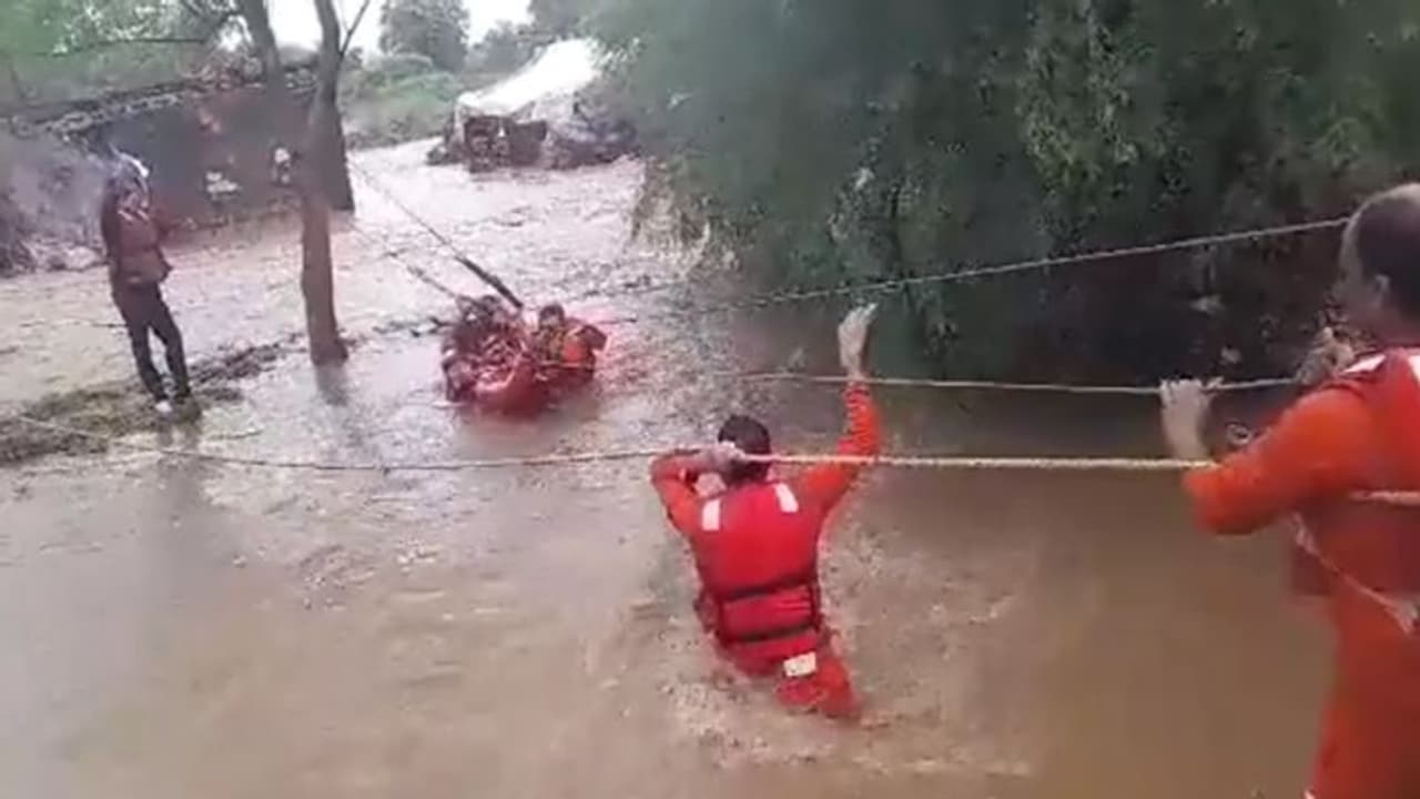 குஜராத் கனமழை: சிவப்பு, ஆரஞ்சு, மஞ்சள் அலர்ட்!