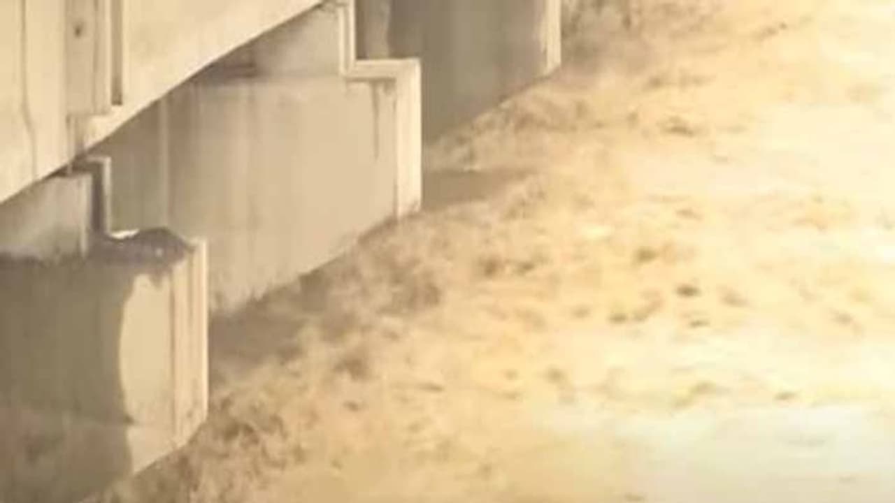 పెన్గంగకు పోటెత్తిన వరద: తెలంగాణ మహారాష్ట్ర మధ్య రాకపోకలకు ఇబ్బందులు పెన్గంగకు పోటెత్తిన వరద: తెలంగాణ మహారాష్ట్ర మధ్య రాకపోకలకు ఇబ్బందులు