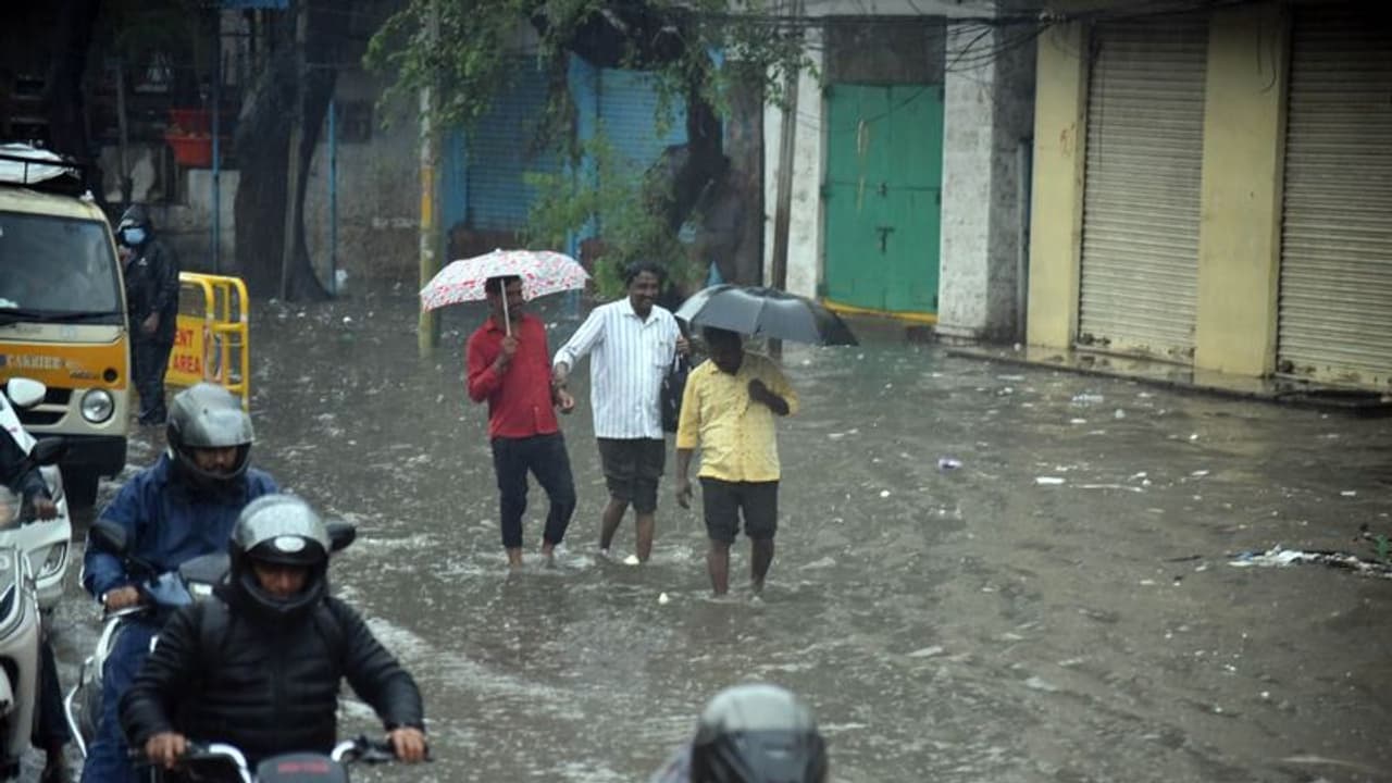 భారీ వర్షాల వేళ విద్యుత్తో జాగ్రత్తగా ఉండండి.. సూచనలు జారీచేసిన టీఎస్ఎన్పీడీసీఎల్ భారీ వర్షాల వేళ విద్యుత్తో జాగ్రత్తగా ఉండండి.. సూచనలు జారీచేసిన టీఎస్ఎన్పీడీసీఎల్