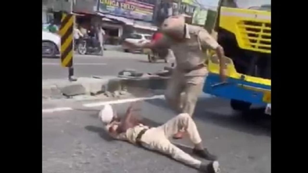 లంచం తీసుకొని దొంగలను వదిలిపెడుతున్నారు.. రోడ్డుపై పడుకొని నిరసన తెలిపిన పోలీసు.. వీడియో వైరల్ లంచం తీసుకొని దొంగలను వదిలిపెడుతున్నారు.. రోడ్డుపై పడుకొని నిరసన తెలిపిన పోలీసు.. వీడియో వైరల్