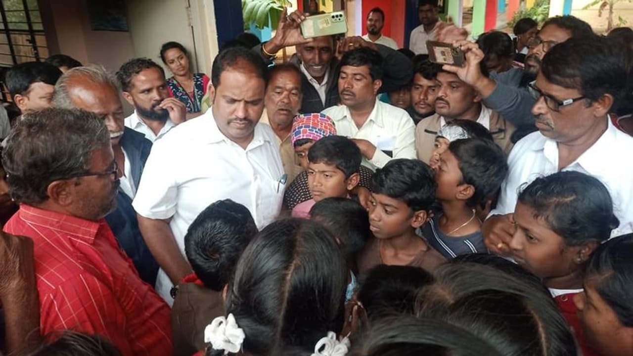 ಮೊರಾರ್ಜಿ ಶಾಲೆಗೆ ಶಾಸಕ ಗಣೇಶ್ಪ್ರಸಾದ್ ಭೇಟಿ: ವಿದ್ಯಾರ್ಥಿಗಳಿಂದ ದೂರಿನ ಸುರಿಮಳೆ ಮೊರಾರ್ಜಿ ಶಾಲೆಗೆ ಶಾಸಕ ಗಣೇಶ್ಪ್ರಸಾದ್ ಭೇಟಿ: ವಿದ್ಯಾರ್ಥಿಗಳಿಂದ ದೂರಿನ ಸುರಿಮಳೆ