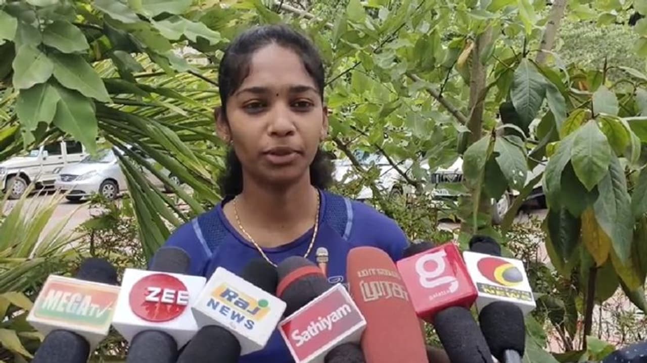 முதலமைச்சர் கோப்பை: ரூ.2 லட்சம் பரிசுத் தொகையை தட்டி சென்ற கோவை கூலித் தொழிலாளி மகள்! முதலமைச்சர் கோப்பை: ரூ.2 லட்சம் பரிசுத் தொகையை தட்டி சென்ற கோவை கூலித் தொழிலாளி மகள்!