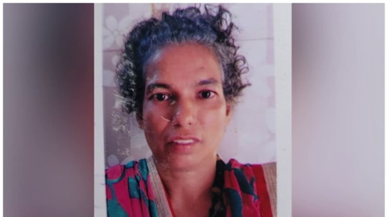 കൊട്ടാരക്കരയിൽ മകൻ അമ്മയെ നടുറോഡിൽ കുത്തിക്കൊന്നു; നിത്യശാന്തി നൽകിയെന്ന് മകന്റെ മൊഴി 