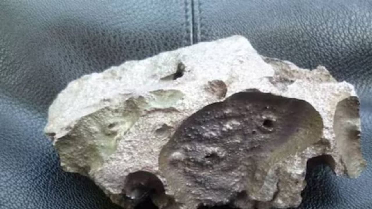 ടെറസിലിരുന്ന് കാപ്പി കുടിക്കുകയായിരുന്ന സ്ത്രീയുടെ ദേഹത്ത് ആകാശത്ത് നിന്ന് കറുത്ത കല്ല്! ടെറസിലിരുന്ന് കാപ്പി കുടിക്കുകയായിരുന്ന സ്ത്രീയുടെ ദേഹത്ത് ആകാശത്ത് നിന്ന് കറുത്ത കല്ല്!