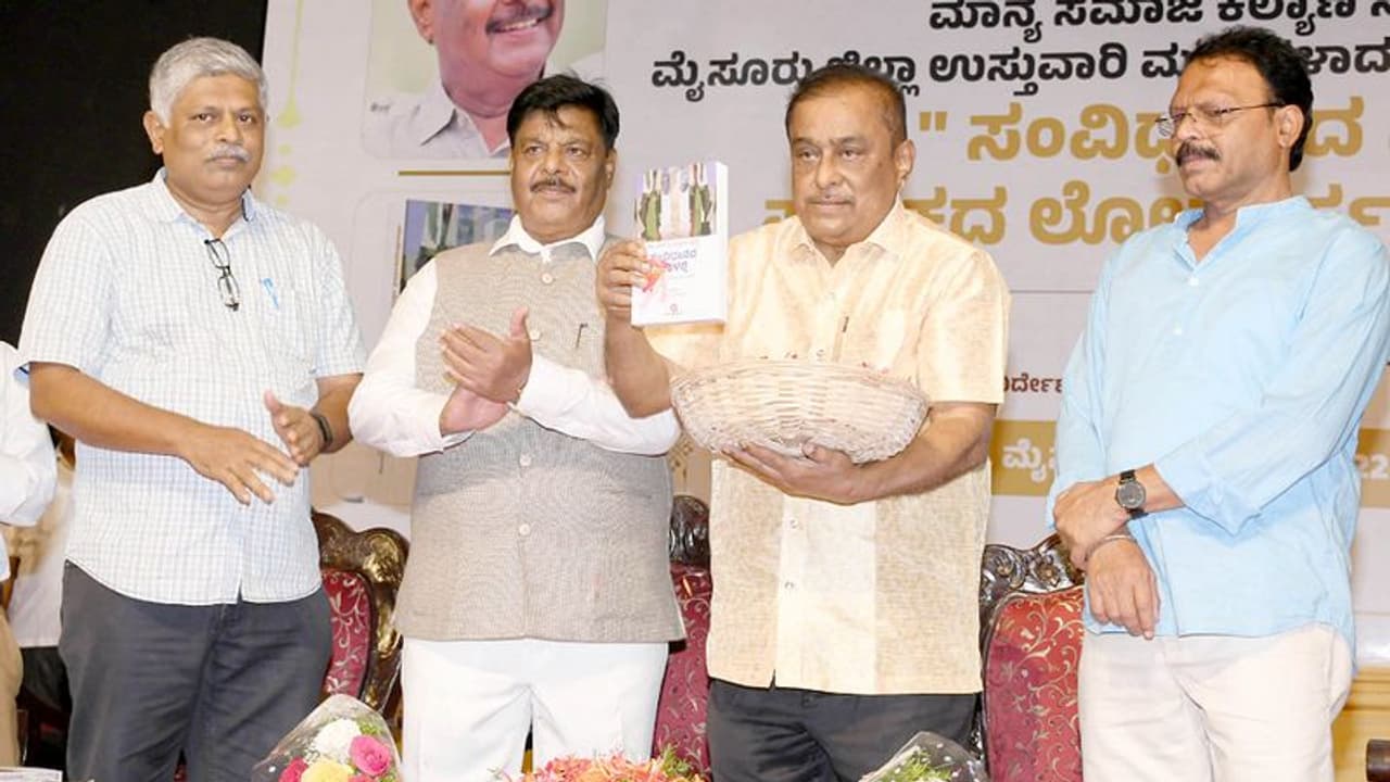 ನಾವು ಸಂವಿಧಾನದ ಬಲದಲ್ಲಿದ್ದೀವಾ, ನೆರಳಲ್ಲಿದ್ದೀವಾ ಎಂಬ ಅರಿವು ಅಗತ್ಯ: ಹಂಸಲೇಖ