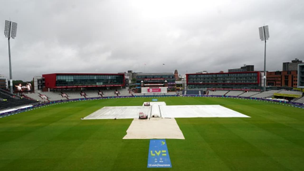 ആഷസ്: ഇംഗ്ലണ്ടിന്റെ വിജയമോഹങ്ങള്ക്ക് മേല് ട്രഫോര്ഡില് മഴ, ഓസീസിന് ആശ്വാസമായി കാലാവസ്ഥാ റിപ്പോര്ട്ട് ആഷസ്: ഇംഗ്ലണ്ടിന്റെ വിജയമോഹങ്ങള്ക്ക് മേല് ട്രഫോര്ഡില് മഴ, ഓസീസിന് ആശ്വാസമായി കാലാവസ്ഥാ റിപ്പോര്ട്ട്