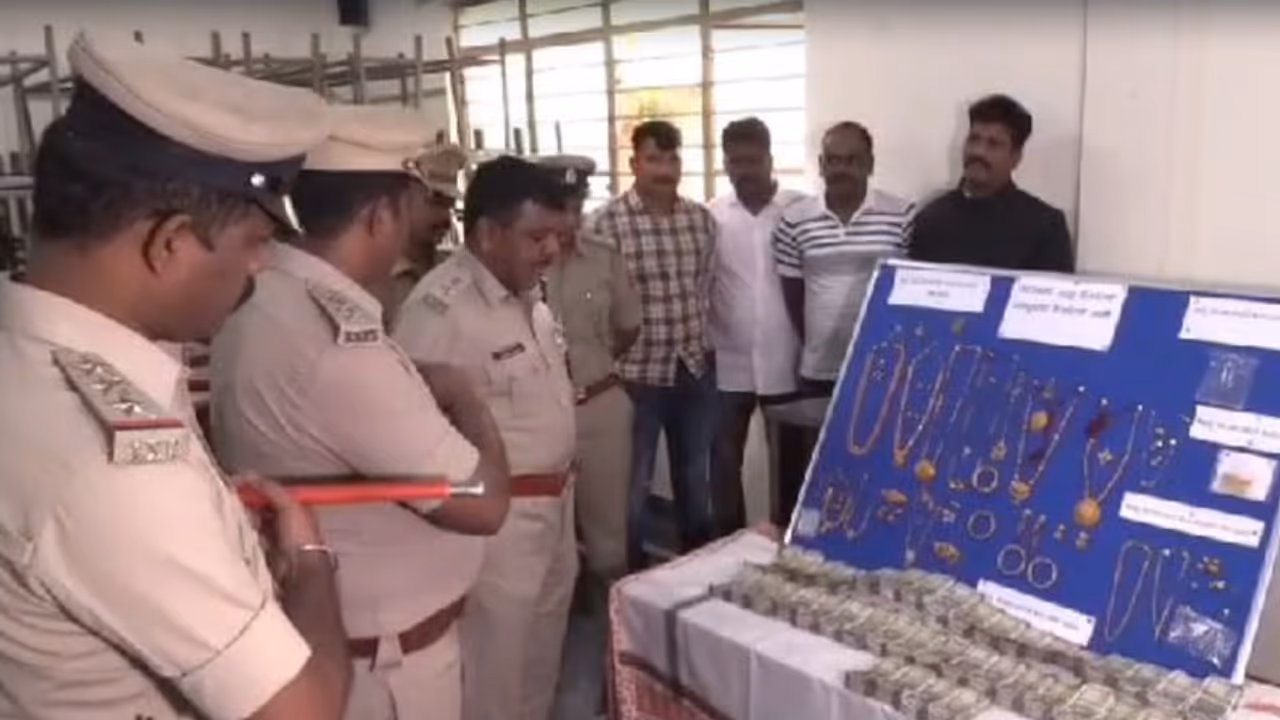 ಕಳುವಾದ ಲಕ್ಷಾಂತರ ಮೌಲ್ಯದ ವಸ್ತುಗಳನ್ನು ವಾರಸುದಾರರಿಗೆ ಒಪ್ಪಿಸಿದ ದಾವಣಗೆರೆ ಪೊಲೀಸರು! ಕಳುವಾದ ಲಕ್ಷಾಂತರ ಮೌಲ್ಯದ ವಸ್ತುಗಳನ್ನು ವಾರಸುದಾರರಿಗೆ ಒಪ್ಪಿಸಿದ ದಾವಣಗೆರೆ ಪೊಲೀಸರು!