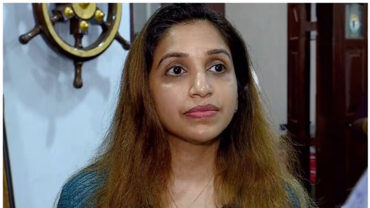 సైబర్ పోలీసులను ఆశ్రయించిన మాజీ సీఎం కుమార్తె.. కారణమిదే.. సైబర్ పోలీసులను ఆశ్రయించిన మాజీ సీఎం కుమార్తె.. కారణమిదే..