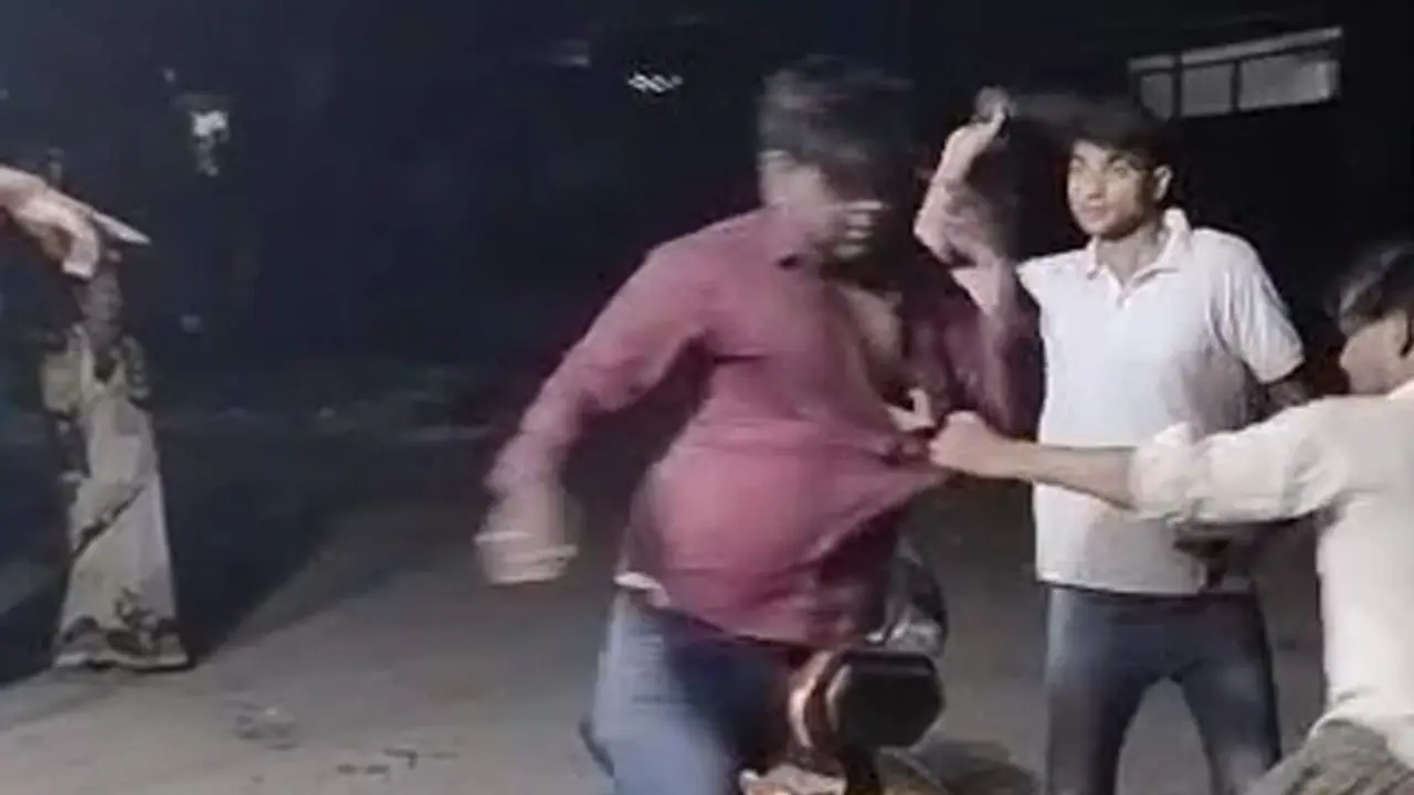 போதையில் ரகளை செய்தவரை பிடித்து ஷூவால் மண்டையிலேயே அடிக்கும் போலீஸ்! வைரலாகும் கொடூரக் காட்சி! போதையில் ரகளை செய்தவரை பிடித்து ஷூவால் மண்டையிலேயே அடிக்கும் போலீஸ்! வைரலாகும் கொடூரக் காட்சி!