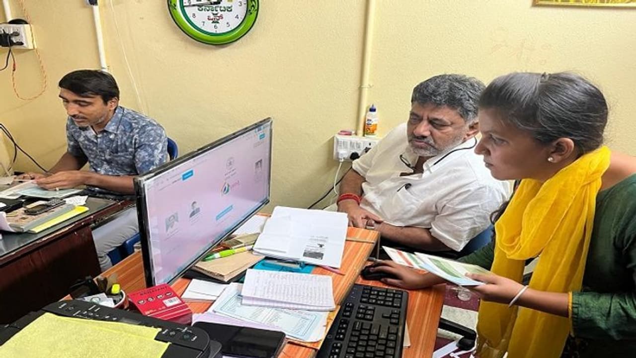 ಕನಕಪುರದ ಕರ್ನಾಟಕ ಒನ್ ಕೇಂದ್ರಕ್ಕೆ ಡಿಸಿಎಂ ದಿಢೀರ್ ಭೇಟಿ ಕನಕಪುರದ ಕರ್ನಾಟಕ ಒನ್ ಕೇಂದ್ರಕ್ಕೆ ಡಿಸಿಎಂ ದಿಢೀರ್ ಭೇಟಿ