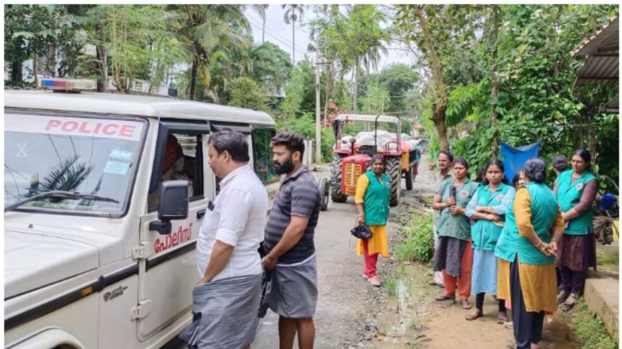 ട്രാക്ടർ കണ്ട് സംശയം തോന്നി, പരിശോധനയിൽ മാലിന്യം; സഹികെട്ട് നാട്ടുകാർ ചെയ്തത്! ട്രാക്ടർ കണ്ട് സംശയം തോന്നി, പരിശോധനയിൽ മാലിന്യം; സഹികെട്ട് നാട്ടുകാർ ചെയ്തത്!