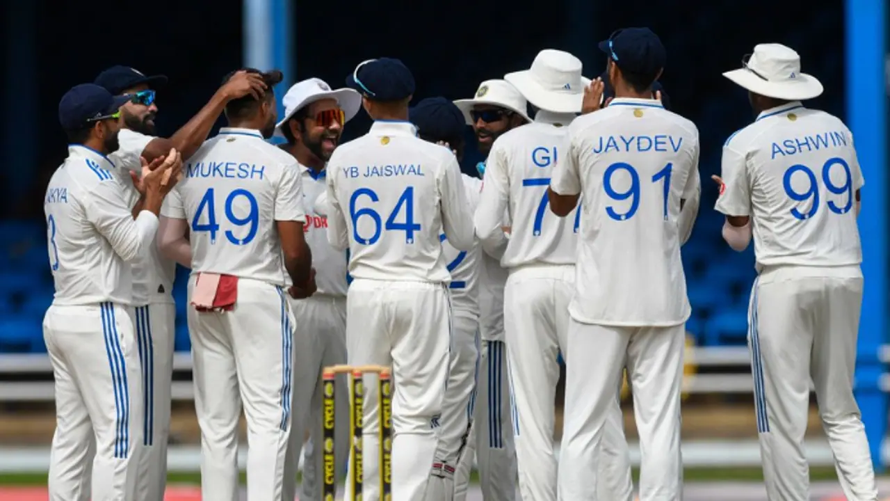 24 ఓవర్లకే ఇన్నింగ్స్ డిక్లేర్ చేసిన టీమిండియా... విజయానికి 8 వికెట్ల దూరంలో రోహిత్ సేన...