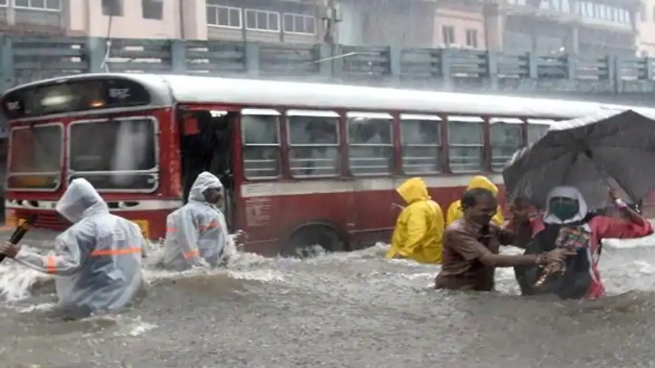 ಉತ್ತರದಲ್ಲಿ ಮಳೆಯಾರ್ಭಟ: ಭಾರಿ ಮಳೆಗೆ ಮುಳುಗಿದ ಅಹಮದಾಬಾದ್‌ ಏರ್‌ಪೋರ್ಟ್‌