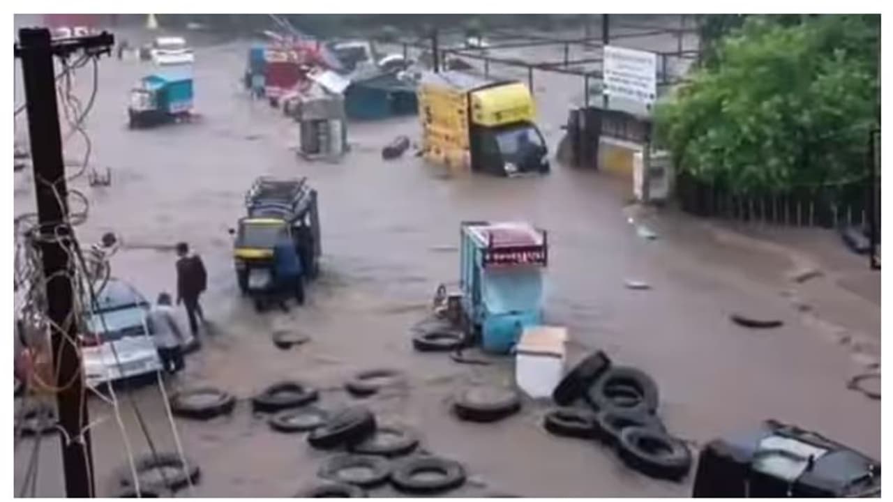 കേരളത്തിൽ മാത്രമല്ല; മഴയിൽ മുങ്ങി ഉത്തരേന്ത്യയും, ഗുജറാത്തിൽ പ്രളയസമാന സാഹചര്യം, മൂന്നിടത്ത് ഓറഞ്ച് അലർട്ട് കേരളത്തിൽ മാത്രമല്ല; മഴയിൽ മുങ്ങി ഉത്തരേന്ത്യയും, ഗുജറാത്തിൽ പ്രളയസമാന സാഹചര്യം, മൂന്നിടത്ത് ഓറഞ്ച് അലർട്ട്