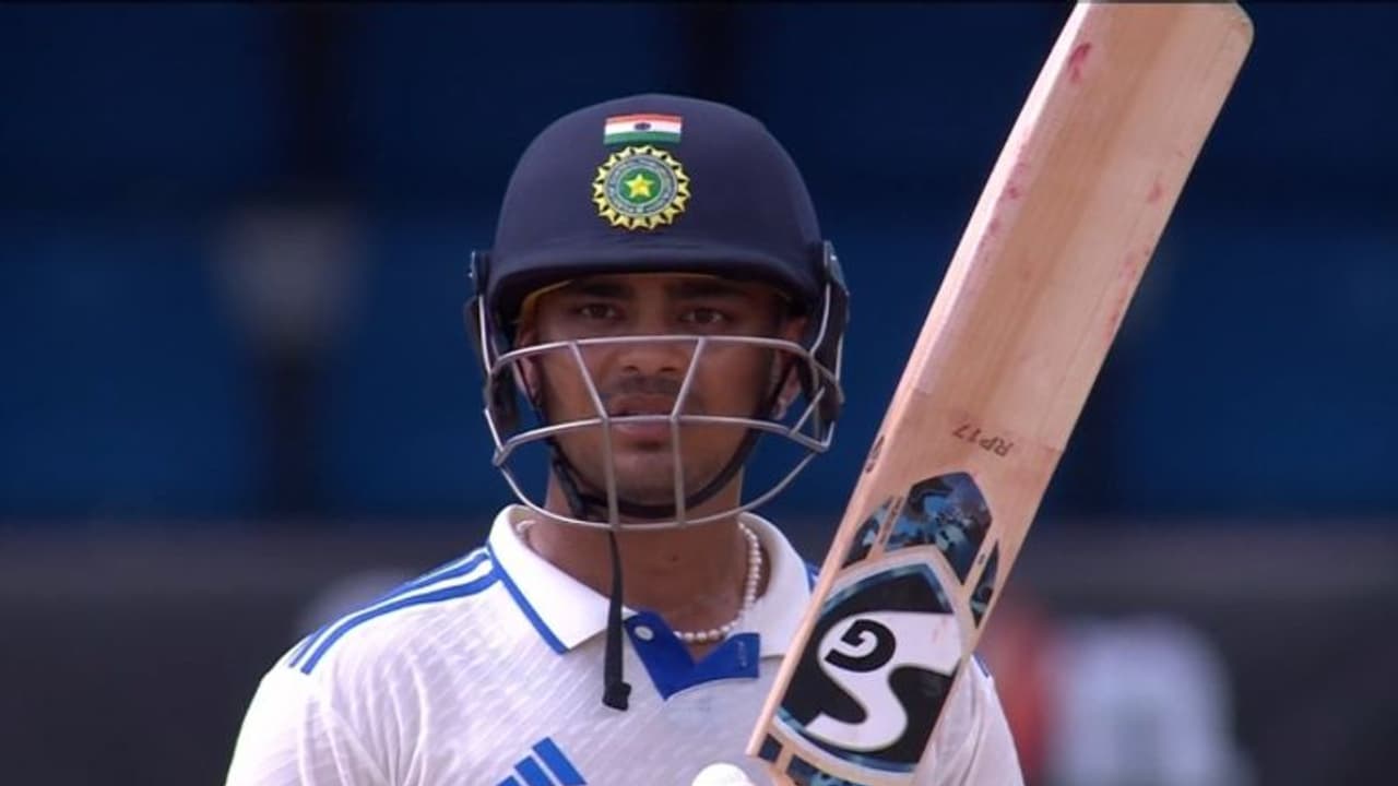 இஷான் கிஷான் அரைசதம் அடிக்கும் வரை காத்திருந்து டிக்ளேர் செய்த ரோகித் சர்மா!